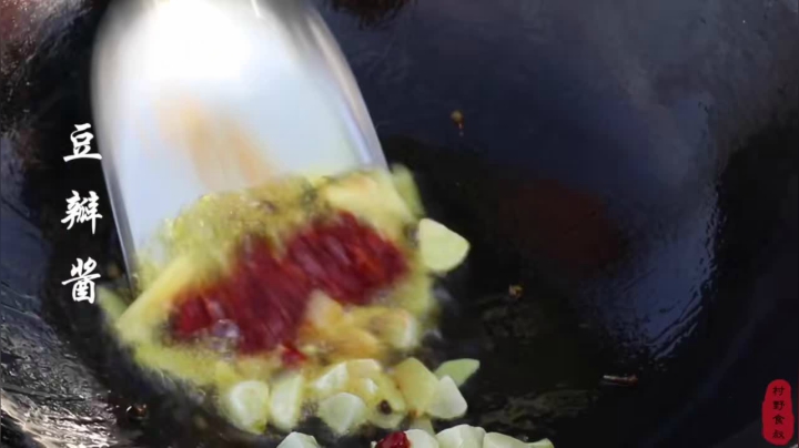 《乡村老流氓美食记》252_吃了30年花甲，就服食叔这种吃法，辣得直冒汗，1锅吃光光，过瘾