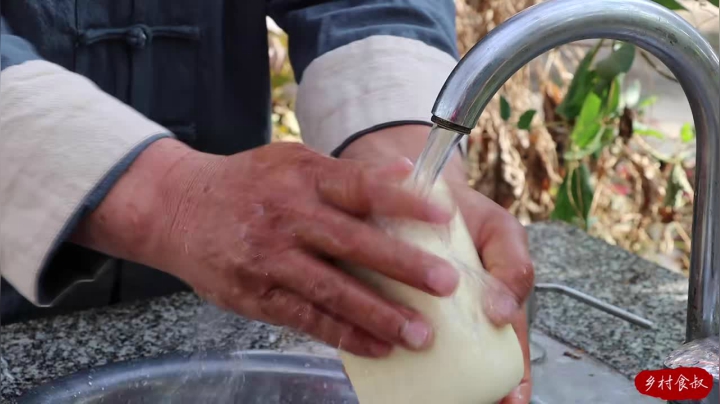 《乡村老流氓美食记》119_都说驼肚是极品，今天拿来做卤味火锅，真是名不虚传，朋友吃香了