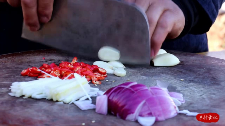 《乡村老流氓美食记》52_都说鸡杂做火锅鲜美绝伦，今天和家人打边炉，鲜嫩爽滑，名不虚传