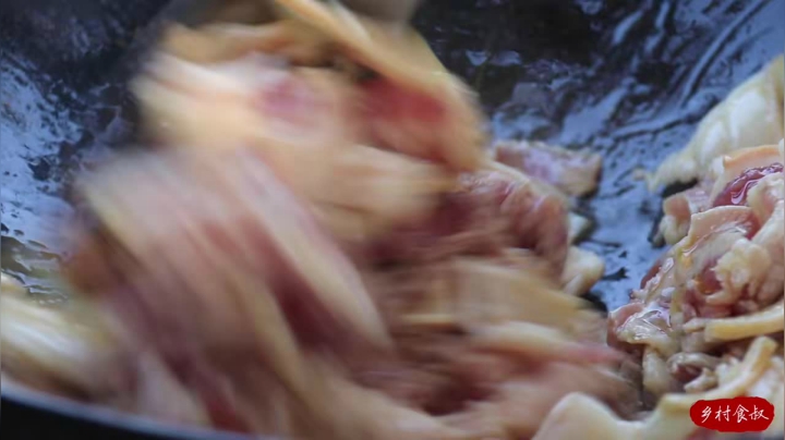 《乡村老流氓美食记》107_砍两颗白菜，做“白菜炖粉条”，满满的90年代回忆，儿媳直呼好吃