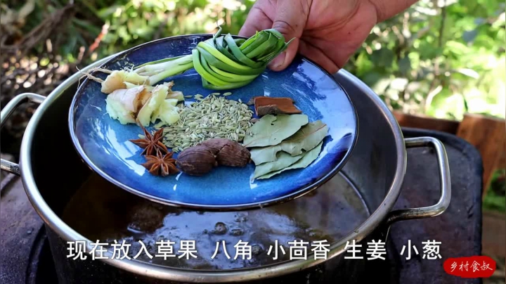 《乡村老流氓美食记》145_粉丝来做客，农村大叔花4小时酱焖驼腱子，一口肉一口酒，过瘾