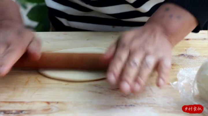 《乡村老流氓美食记》131_老婆要求吃素，做个酸辣汤，再炸几块热腾腾的油饼，吃着真舒坦