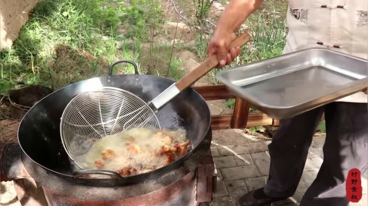 《乡村老流氓美食记》238_爆炸7斤小母鸡做辣子鸡下酒！老两口抢着啃上瘾，一大盘都不够吃