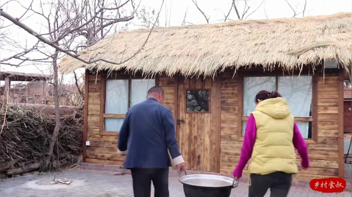 《乡村老流氓美食记》73_天冷了，食叔买猪头做压肉，卤泡一夜用独门工具才做好，越吃越馋