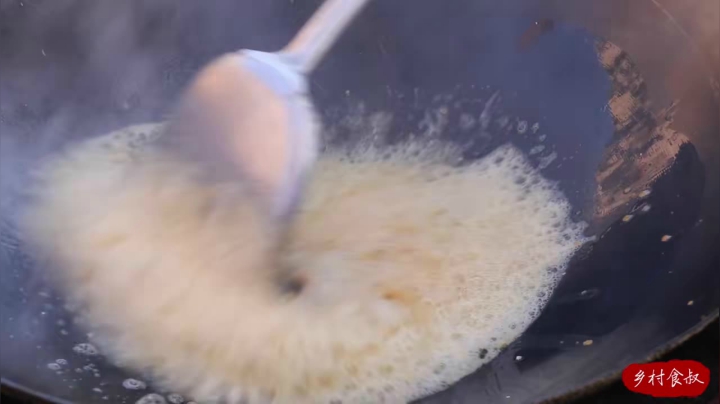 《乡村老流氓美食记》103_500买两只龙虾，食叔做“蛋黄h龙虾”，肉质Q弹，老婆子越啃越香