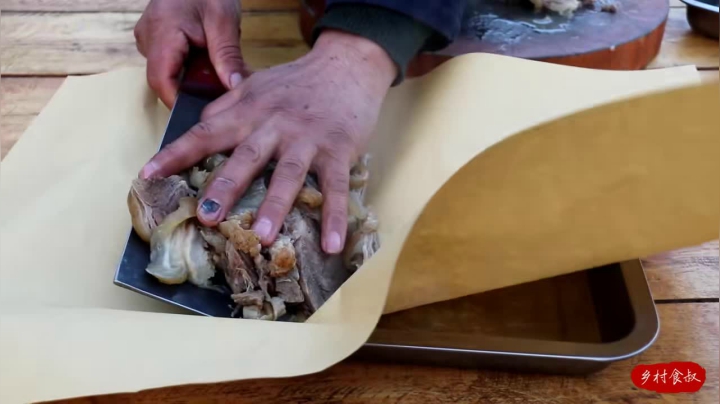 《乡村老流氓美食记》60_都说天上龙肉地下驴肉，今天和大侄子吃白切驴肉，味道名不虚传