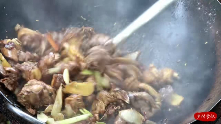 《乡村老流氓美食记》152_发小来家里，农村大叔做卷子鸡款待，香辣入味，大碗喝酒真带劲