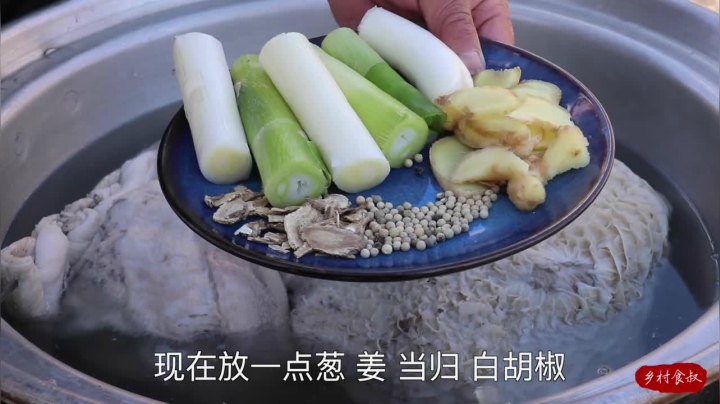 《乡村老流氓美食记》17_一副牛肚两根牛排，食叔做网红“牛肚包肉”，切开这味道名不虚传