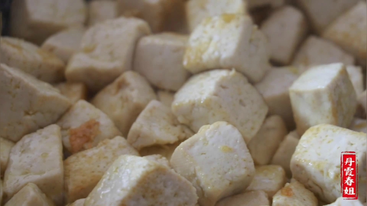 《漂亮娘们儿美食记》361_1块豆腐，做的花样百出，这款就很别样，1口米饭1口豆腐，很下饭