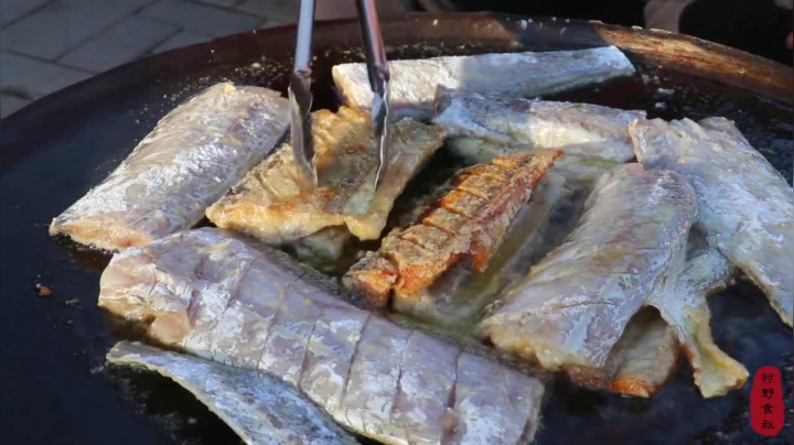 《乡村老流氓美食记》278_60块买到2条大号带鱼，食叔一人吃两条，大口啃起来真过瘾