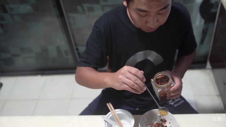 我在斗鱼看YESHI小哥直播美食