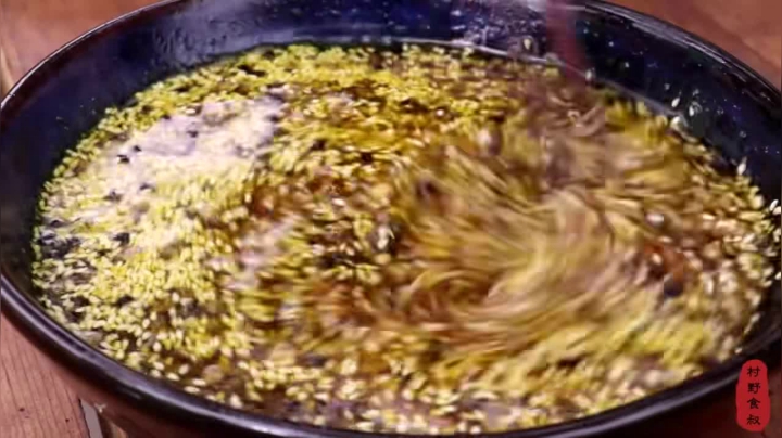 《乡村老流氓美食记》227_160买2个大肘子，做酸辣泡肘子，和大侄子就着面吃，过足了瘾