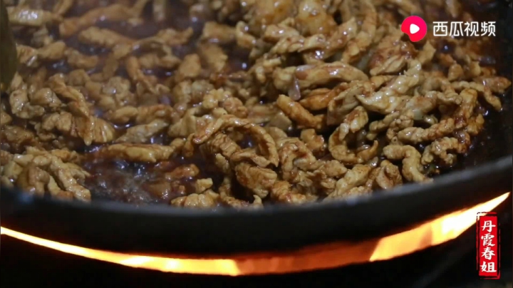 《漂亮娘们儿美食记》370_1颗酸菜2碗面3两C肉，原来做酸菜面这么简单，1顿2大碗劲道爽口