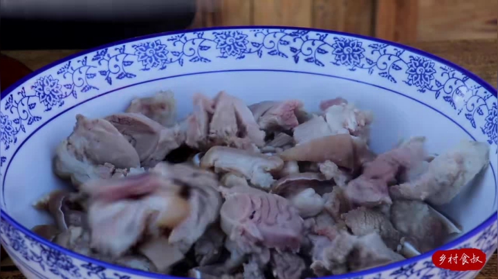 《乡村老流氓美食记》16_快过年了，食叔整个肘子做罗汉肚，鹅卵石压半天才成型，越吃越香