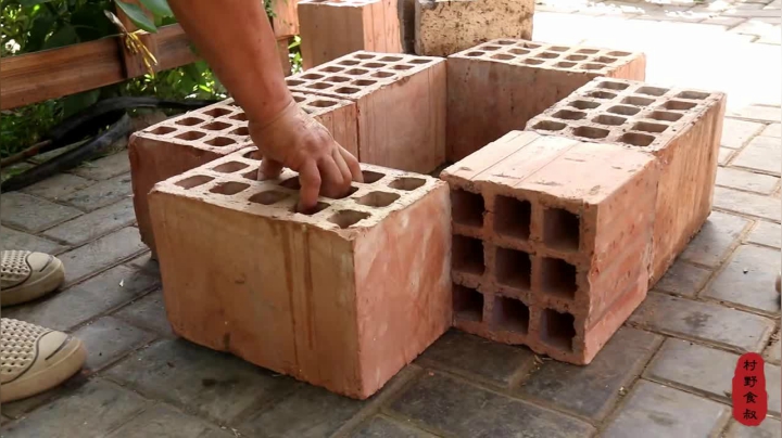 《乡村老流氓美食记》195_红油烤兔！家养大灰兔，炭火烤2小时，哥俩大口吃肉，真痛快