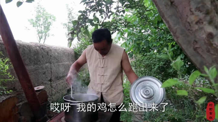 《乡村老流氓美食记》228_一只老母鸡，一个猪肚，做馋死不偿命的“猪肚鸡”汤鲜肉美，过瘾