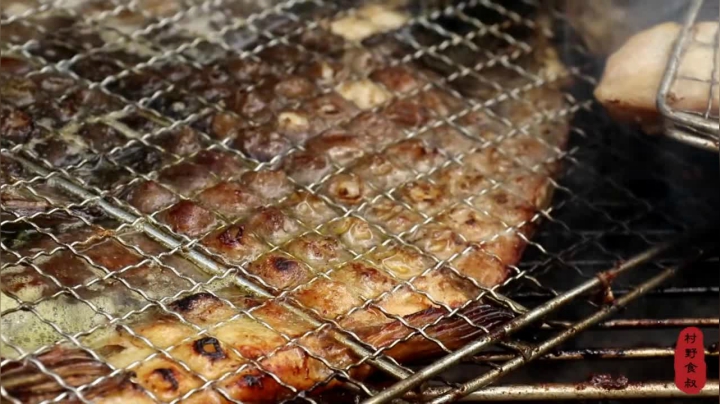《乡村老流氓美食记》208_农村大叔买2条梭边鱼，做烤鱼当下酒菜，7人围一桌，大伙吃撑了