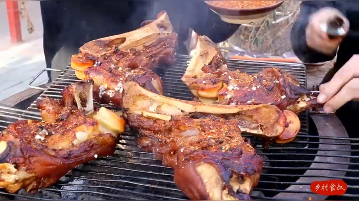 《乡村老流氓美食记》53_140买2根牛蹄卤半天，4个人刷上蒜边烤边吃，没有比这个更过瘾的