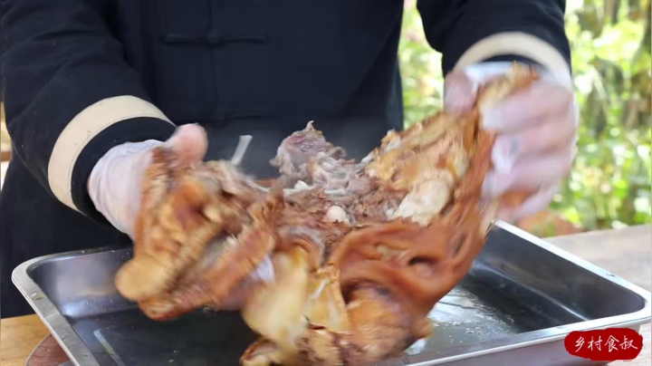 《乡村老流氓美食记》108_赶集买个羊头，食叔做“干锅羊头”，卤香入味，一家人吃过瘾了