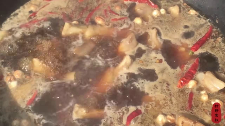 《乡村老流氓美食记》271_羊蹄子这么啃才叫爽，香辣入味还不骚，农村大叔啃起来真馋人