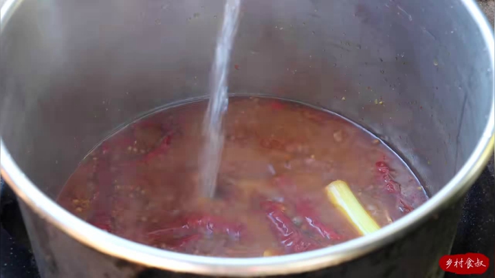 《乡村老流氓美食记》117_买个羊头卤上半天，哥俩刷上蒜边烤边吃，没有比这个更过瘾的