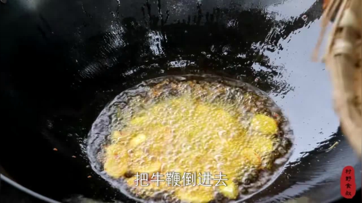 《乡村老流氓美食记》229_100块买一个牛鞭2个蛋，做干锅牛鞭花下酒，口感像牛蹄筋，直上头
