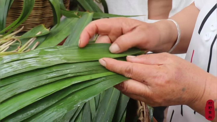 《乡村老流氓美食记》222_今年端午不吃粽子，食叔做特色“凉糕油饼”，老两口这顿吃得过瘾