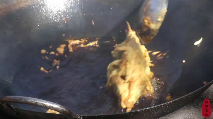 《乡村老流氓美食记》243_吃了30年的鱼，论吃鱼就服这老头，不愧是高手，老伴连夸好吃