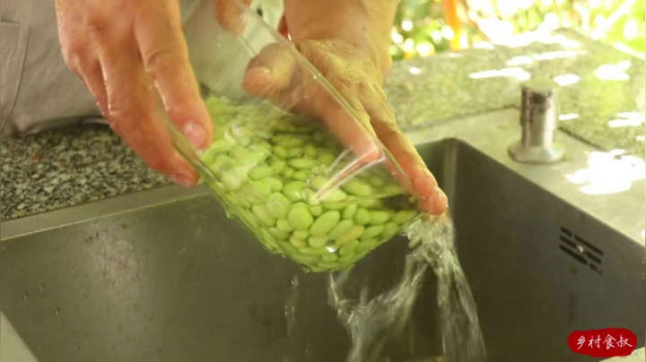 《乡村老流氓美食记》164_买几个猪蹄子，做“扣碗猪蹄”，酱香浓郁，老婆子吃得贼过瘾