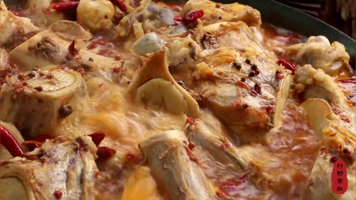 《乡村老流氓美食记》207_买点牛棒骨只为吃口骨髓，一口下去香而不腻直喊娘，过瘾