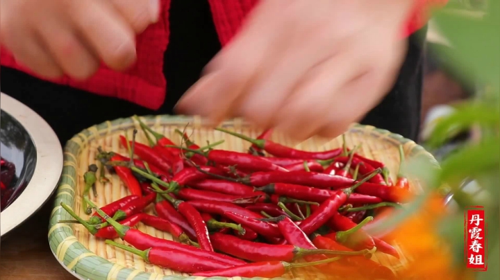 《漂亮娘们儿美食记》413_农村婆姨做白萝卜泡菜，掌握这个窍门，香脆爽口还下饭，值得收藏