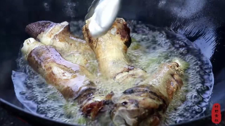 《乡村老流氓美食记》230_160买4根驴蹄，还送驴尾，做“香辣驴蹄”，一家人喝酒吃肉真过瘾