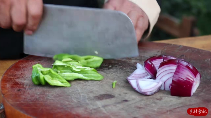 《乡村老流氓美食记》124_买两块驴排骨用铁锅红烧半天，用嘴一吸肉就下来了，家人直喊痛快