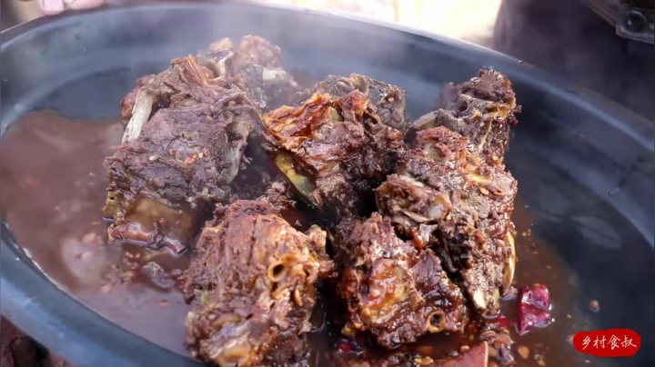 《乡村老流氓美食记》85_天冷了，食叔喊朋友一起啃驴蝎子，酱烧半天出锅直接上手啃，带劲