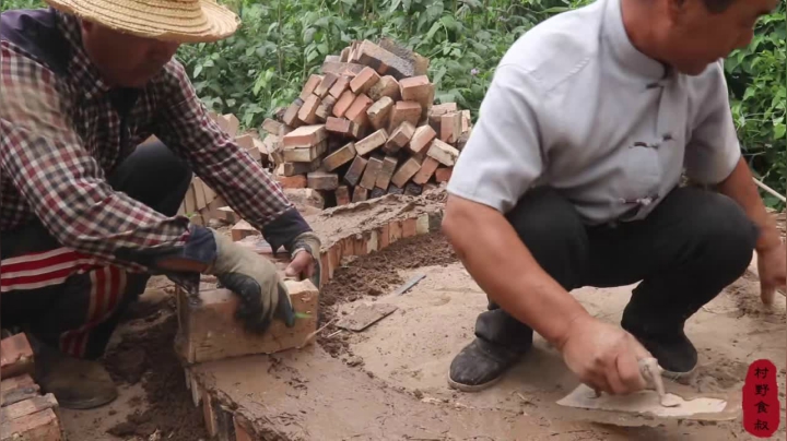 《乡村老流氓美食记》212_粉丝想吃烤全羊，食叔从0开始建“土窑”，直喊吃全羊不容易
