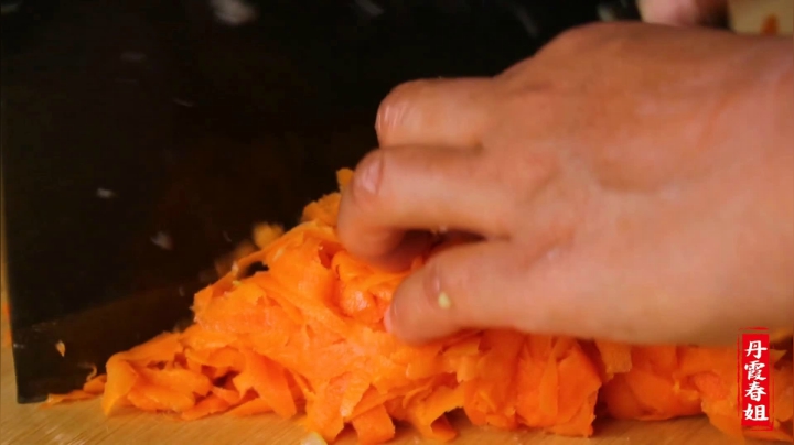 《漂亮娘们儿美食记》414_吃了30年饺子，第一次见农村媳妇这样做饺子，好香啊，看着就过瘾