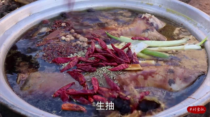 《乡村老流氓美食记》27_快过年了，整6个牛蹄做压肉，用独门工具一夜才成型，越吃越香