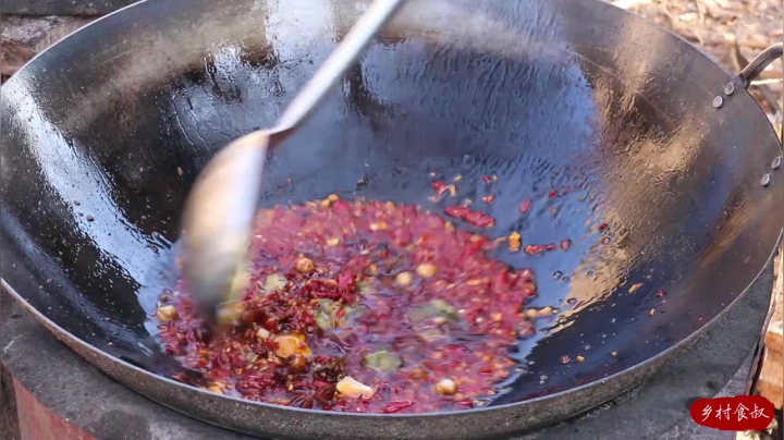 《乡村老流氓美食记》72_粉丝来家里做客，食叔请粉丝吃辣卤排骨，出锅直接上手撕，真香