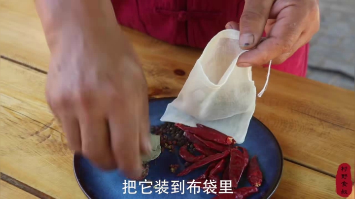 《乡村老流氓美食记》180_铁板牛肠！牦牛肠子先卤后煎，越嚼越香，就着蒜酱吃痛快了