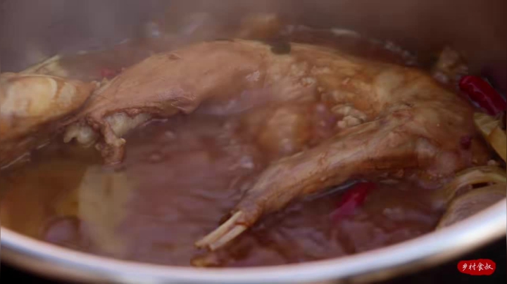 《乡村老流氓美食记》42_宰只家养大黑兔，食叔请小舅子吃“熏卤兔”，出锅直接手撕，真香