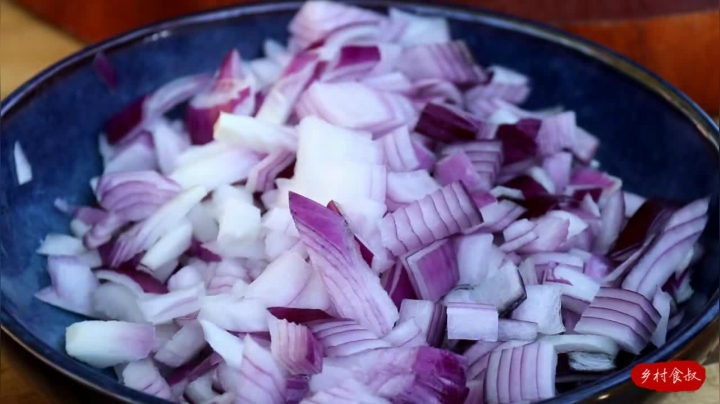 《乡村老流氓美食记》167_买几斤花蛤，农村大叔做铁板花甲，蒜香入味真馋人，哥俩过足了瘾