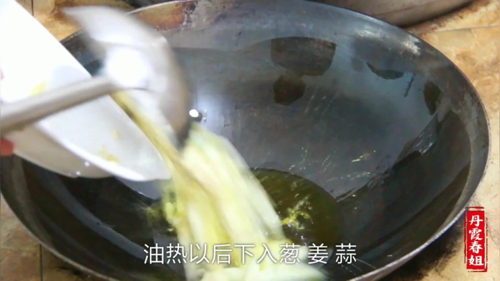 《漂亮娘们儿美食记》376_村里邻居杀猪，春姐买了一副猪肝，这样做出来，吃起来那叫个爽