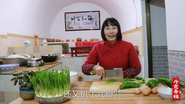 《漂亮娘们儿美食记》362_陕北的洋芋擦擦非常有名，这种吃法才正宗，今天磊哥都舔盘子了