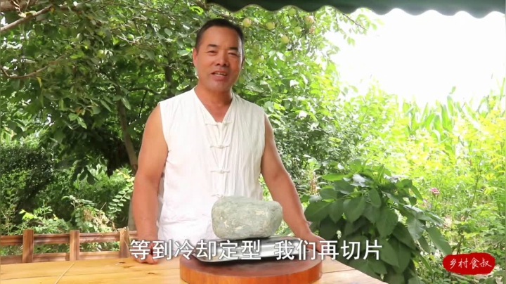 《乡村老流氓美食记》169_白切肘花！买个大肘子，鹅卵石压半天，原汁原味，吃一口太满足了