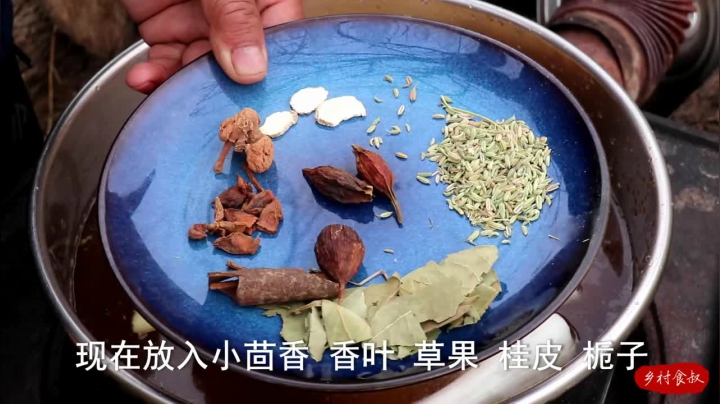 《乡村老流氓美食记》74_农村大叔做网红“麻椒鸡”，叫上俩哥们直接上手撕，味道名不虚传