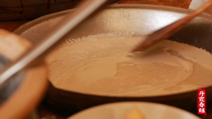 《漂亮娘们儿美食记》396_陕北特色小吃“炒煎饼”大姐教做方法细致，一学就会，比肉还香