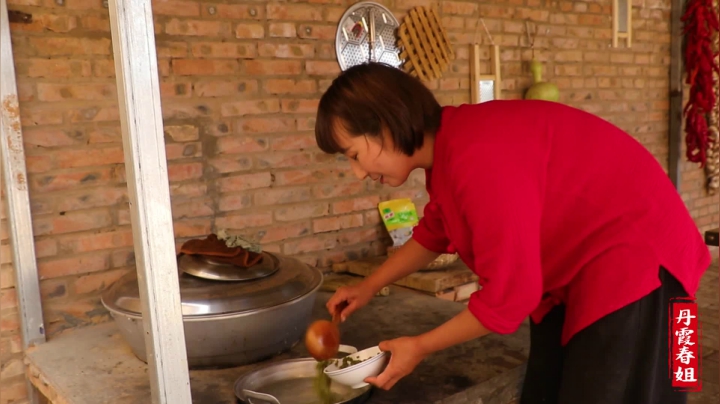 《漂亮娘们儿美食记》421_越丑越香，传统方法做清热解暑的南瓜绿豆汤，一顿四大碗，好爽口