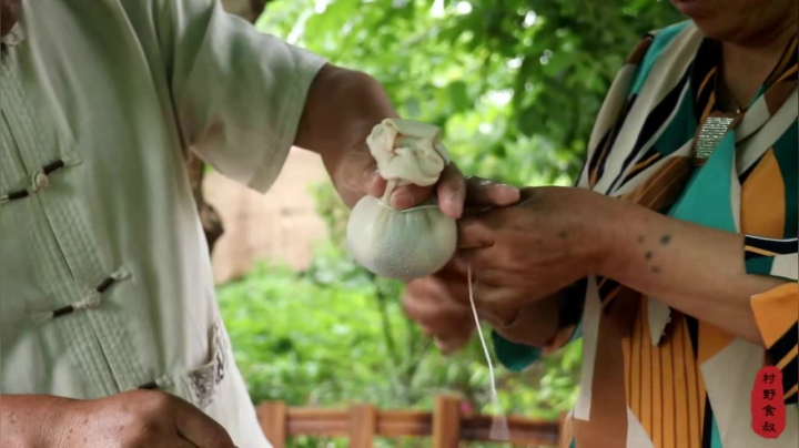 《乡村老流氓美食记》220_1个羊腿，3个羊肚，做“羊肚包肉”，外筋里嫩，老婆子差点吃撑