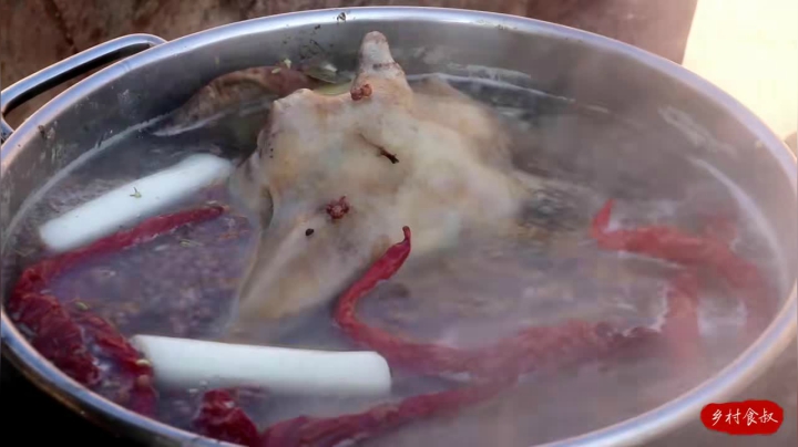 《乡村老流氓美食记》62_买两个羊头做压肉，压了半天才做好，喊俩大侄子喝小酒，越吃越香