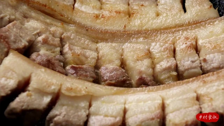 《乡村老流氓美食记》156_盘龙红烧肉！食叔教你红烧肉“肥而不腻”的必备技巧，家人吃过瘾